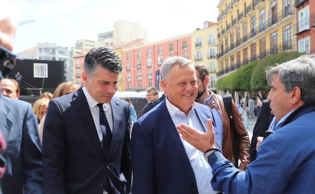 De los abucheos a Marañón a la ovación a De la Rosa, los vecinos salen a la Plaza Mayor para rechazar el tripartito PP-Cs-Vox