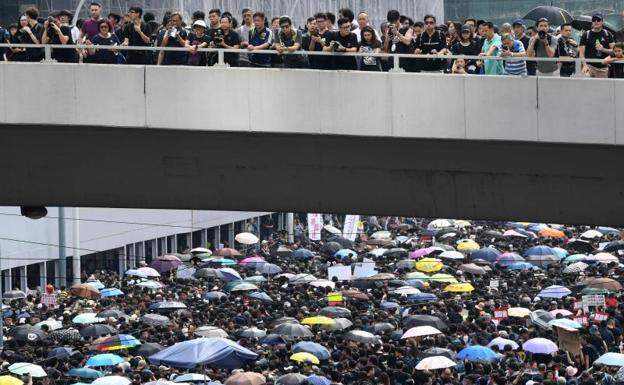 Decenas de miles de personas marchan en Hong Kong para exigir la dimisión de su jefa ejecutiva