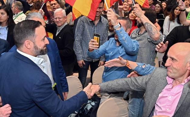 Abascal valora la «lealtad» de los concejales de Vox en Burgos y escuchará sus razones para saltarse el pacto con PP