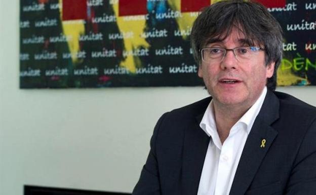 Puigdemont intenta acreditarse como eurodiputado sin pisar el Congreso