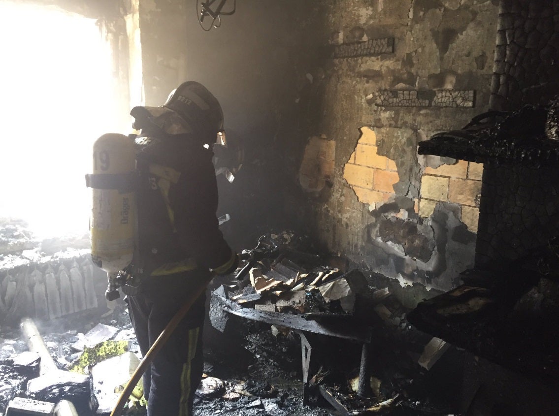 Un incendio en una vivienda de Reyes Católicos moviliza a los bomberos de Burgos