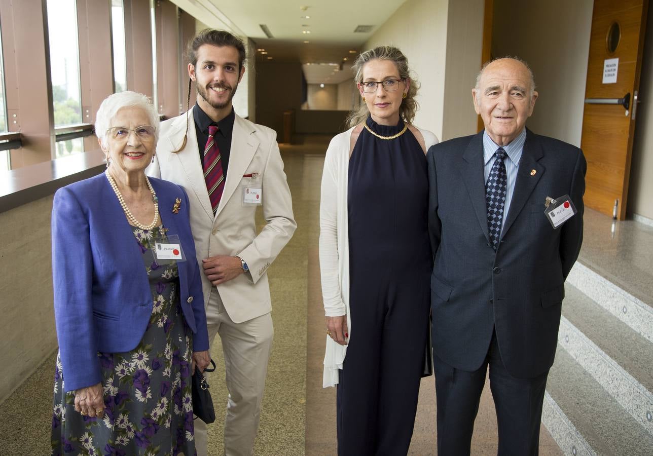 Los procuradores y sus invitados llenan sus móviles con imágenes de la constitución de la décima legislatura