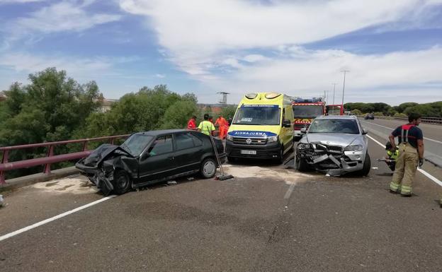 Muere un hombre de 78 años y su esposa resulta herida grave tras una colisión frontal en Puente Duero, Valladolid