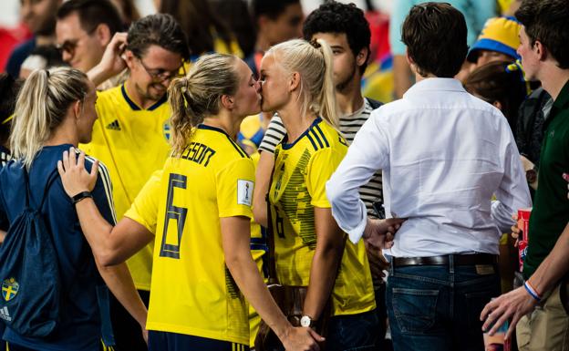 Un beso viral de dos rivales... que son pareja