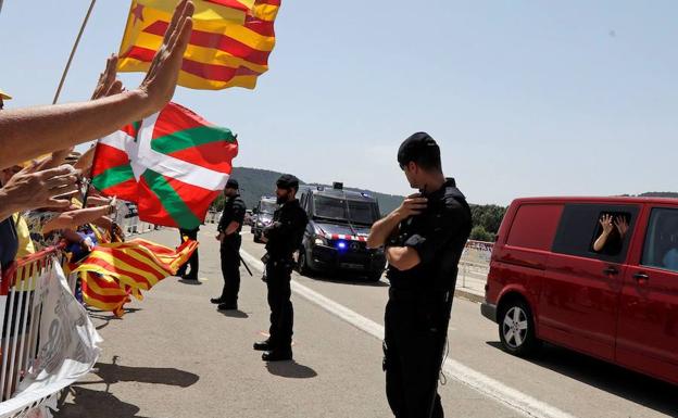 Los presos del 'procés' llegan a la cárcel Lledoners saludando desde la furgoneta de los Mossos