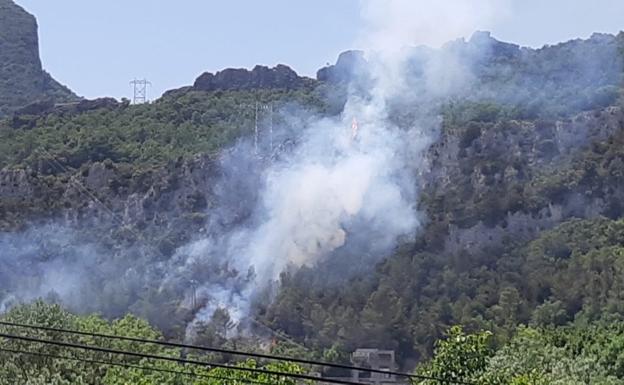 Los Servicios de Emergencia tienen el incendio en la zona del Sobrón bajo control, aunque aún no está completamente extinguido