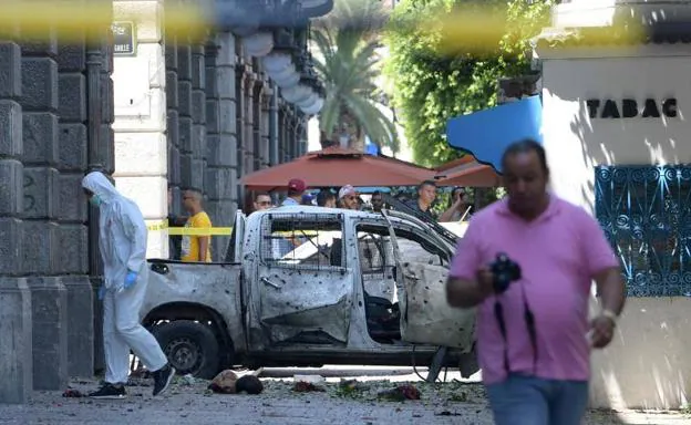 Al menos un muerto y ocho heridos por un doble atentado en la capital de Túnez