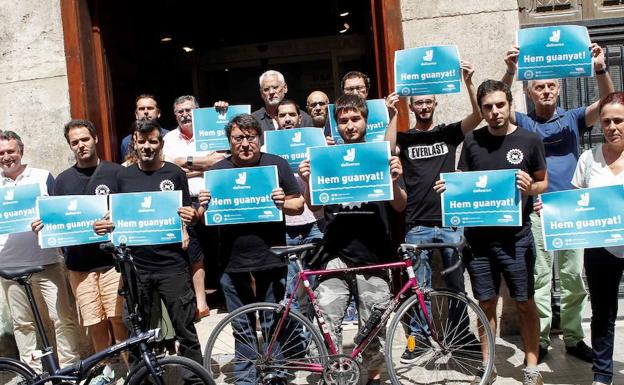 Un juez concluye que 97 repartidores de Deliveroo son empleados, no autónomos