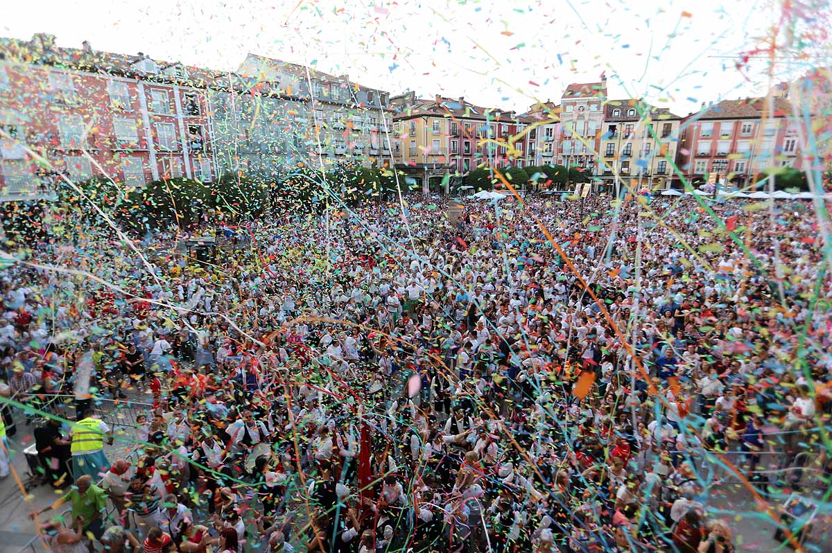 Imágenes de la llegada de la bota a la Plaza Mayor y el chupinazo