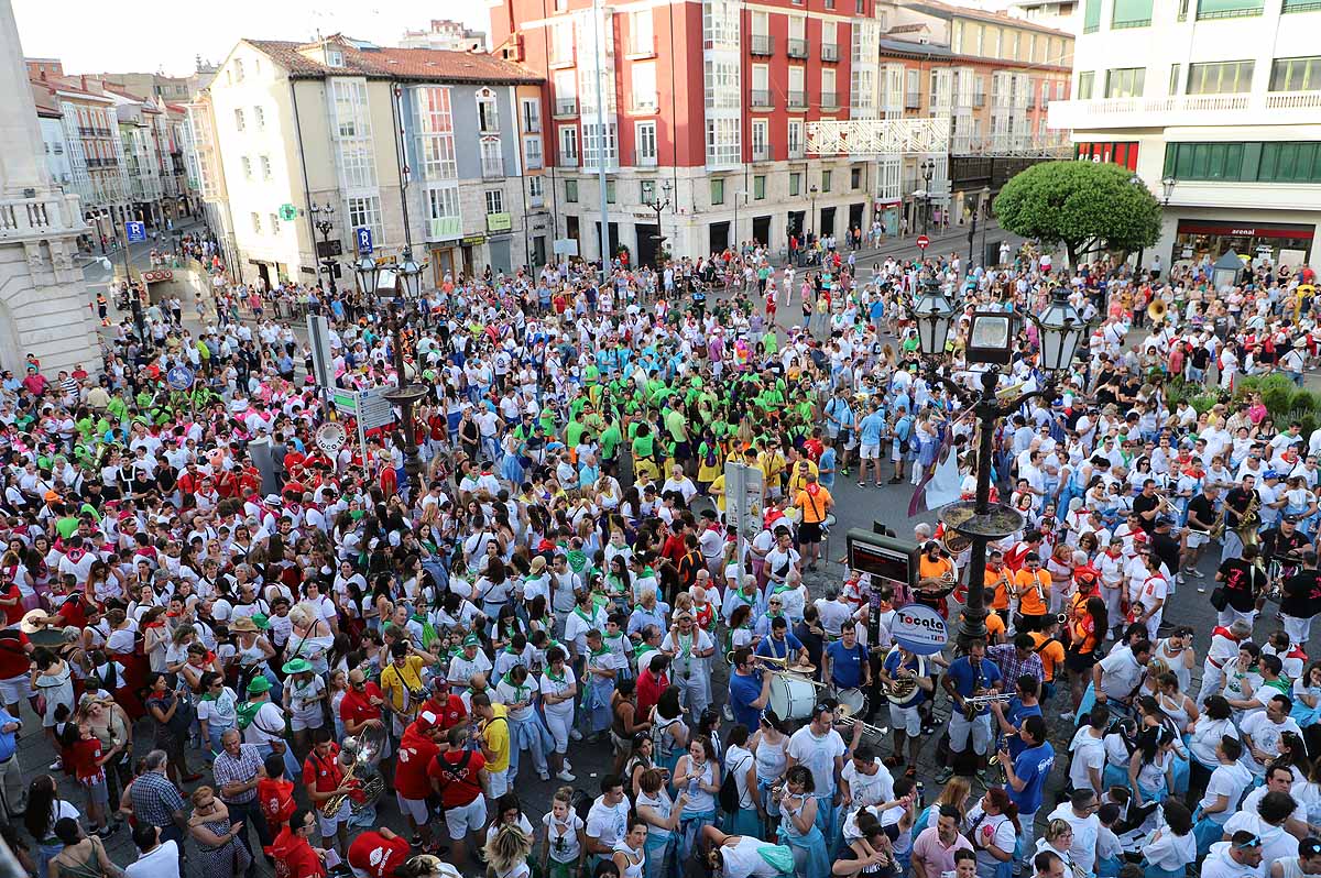 Imágenes del lanzamiento de la bota y colocación del pañuelo a la estatua del Cid