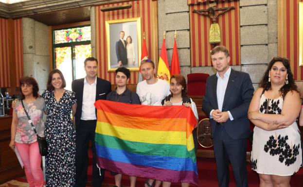 De la Rosa estudia incluir el día del Orgullo LGTB en los Sampedros del próximo año