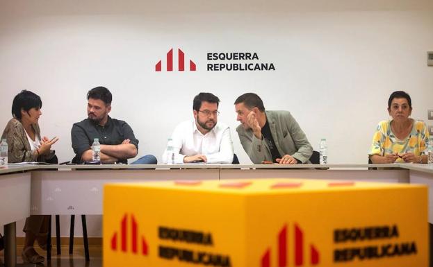 Esquerra y Bildu le recuerdan a Sánchez que su abstención en la investidura depende de que haga gestos a favor del diálogo