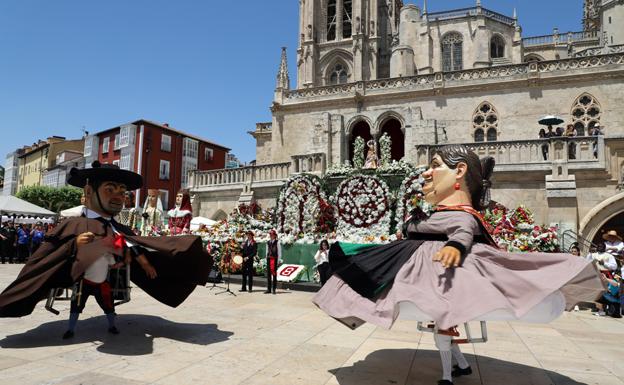 Miles de burgaleses se deshacen de amor hacia Santa María La Mayor