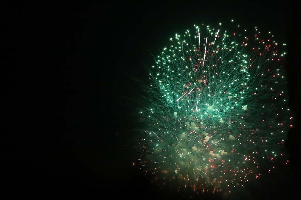 Los fuegos artificiales iluminan la noche grande de los Sampedros