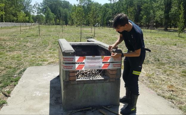 Los Bomberos de Burgos desprecintan las barbacoas al bajar las temperaturas