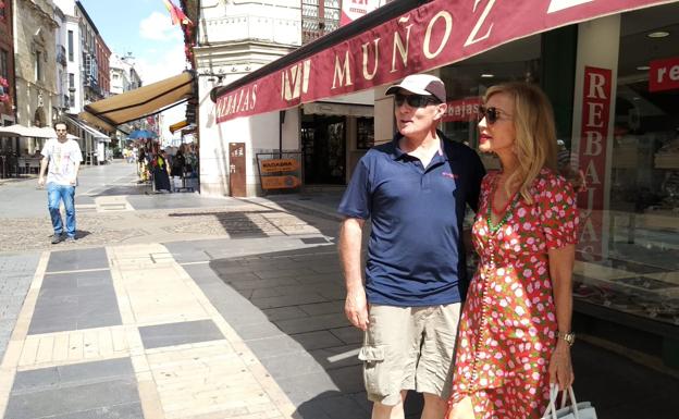 Carmen Lomana, selfies y calor en su visita a León