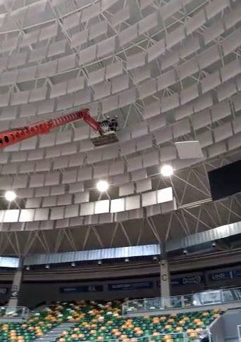 Descuelgan los paneles en riesgo de caída del Coliseum