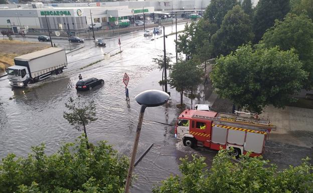 Una tromba de agua anega Burgos