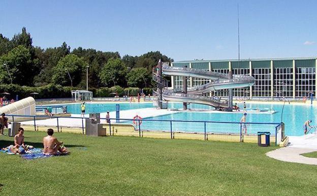 La primera ola de calor del verano deja más de 64.700 bañistas en las piscinas municipales de la capital