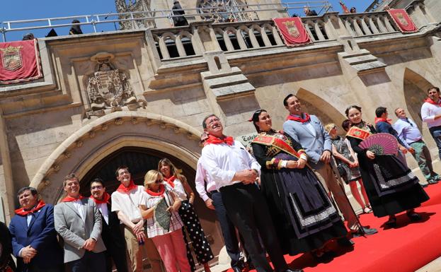 El himno a Burgos une a cientos de gargantas en la plaza de la Catedral