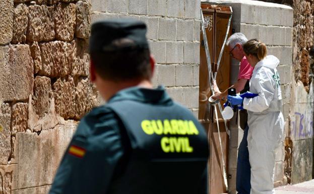 Detienen al cuñado de la mujer asesinada en Salas por maltratarla cuando no estaba su marido