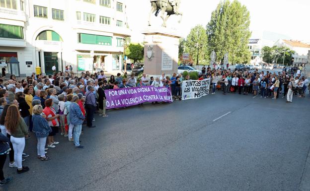 Centenares de personas se concentran en Burgos en repulsa del crimen machista de Salas de los Infantes