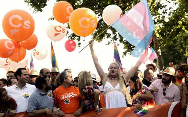 Ciudadanos acusa al «sanchismo» de justificar su escrache en el desfile del Orgullo