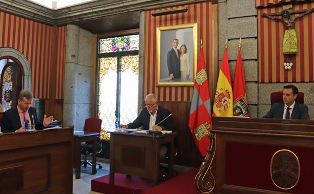 Lacalle acusa al PSOE de estar «como un pulpo en un garaje» y Barrio afirma que el PP ha dejado el Ayuntamiento «manga por hombro»