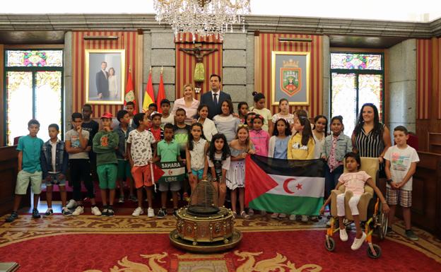 Los niños saharauis del programa 'Vacaciones en Paz' visitan el Ayuntamiento de Burgos