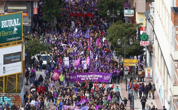 El Ayuntamiento de Ponferrada multa a dos sindicalistas por subirse a un macetero durante la manifestación del 8-M