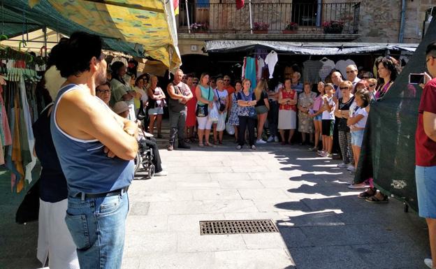 Los comerciantes del mercadillo de Salas recuerdan a Monika