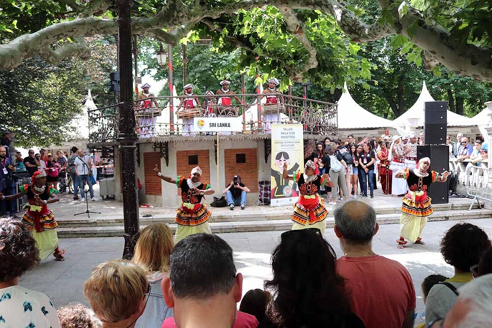 El Festival de Folclore 'Ciudad de Burgos' llena de música y color El Espolón