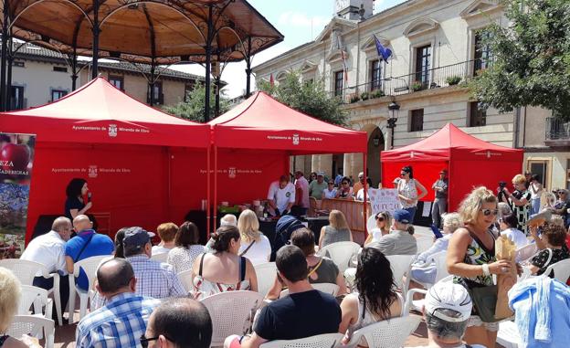 Cocineros locales demuestran sus habilidades con cerezas de las Caderechas en Miranda de Ebro