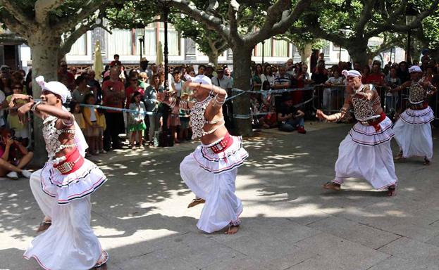 Sri Lanka acerca su música, su danza y su color a un público deseoso de Festival de Folclore