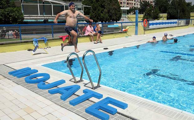 Chapuzón solidario por la esclerosis múltiple en 'El Plantío'