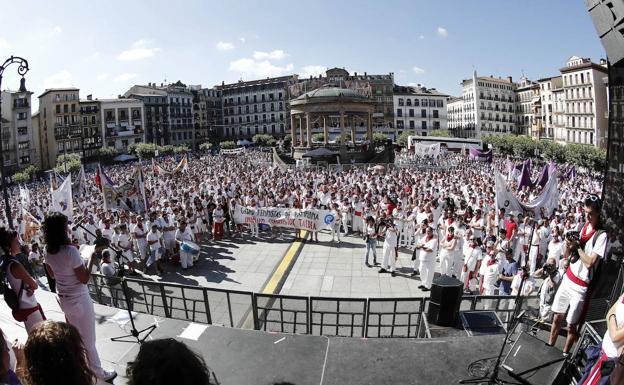 Pamplona rechaza con un «estruendo popular» la agresión sexual denunciada