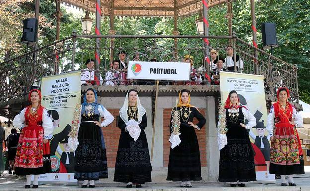 El público burgalés disfruta danzando al son de ritmos portugueses