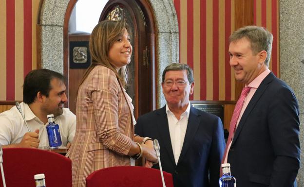 Lacalle acusa de «irresponsable» a De la Rosa, que promete «el oro y el moro» sin tener mayoría municipal