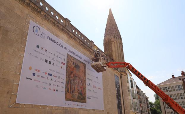 La lona del VIII Centenario de la Catedral cubre la inscripción de José Antonio Primo de Rivera