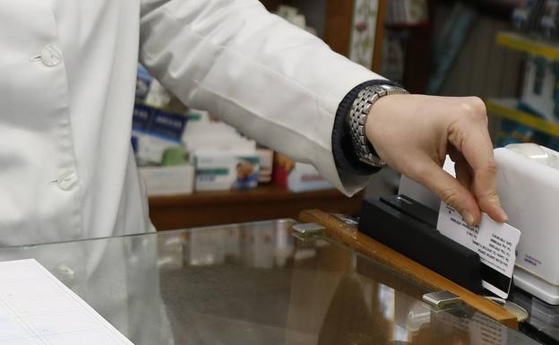 Los médicos vuelven a la prescripción en papel cuando falla la receta electrónica en la región