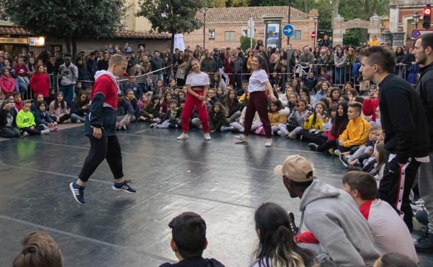 Una treintena de parejas participan en una batalla de danza urbana en la plaza Virgen del Manzano