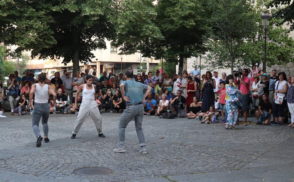 Los bailarines acaban su viaje por la ruta jacobea