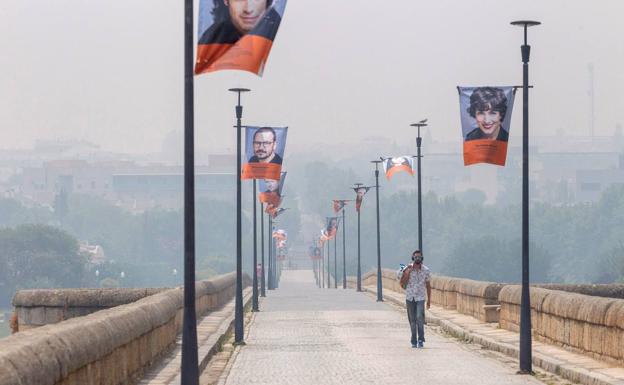 Humo y olor a quemado en varios puntos de Extremadura por un gran incendio en Portugal