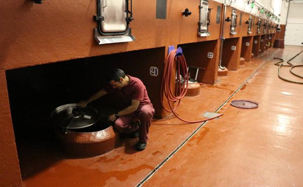 Las bodegas de la Ribera defienden la limpieza segura y sin productos tóxicos de los depósitos de vino