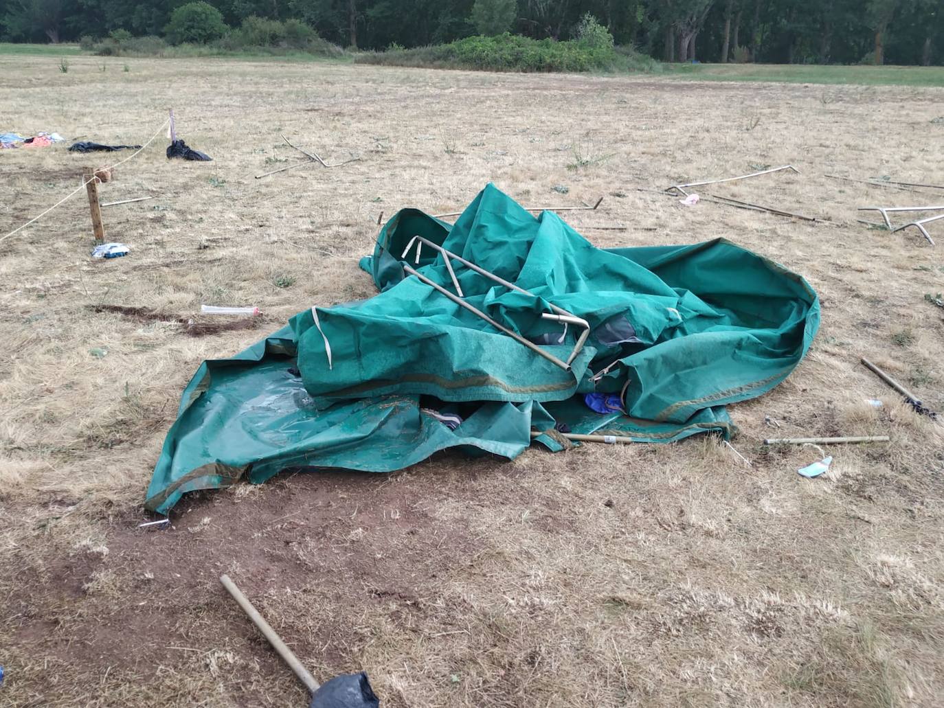 Una tormenta destroza un campamento en Cascajares de la Sierra