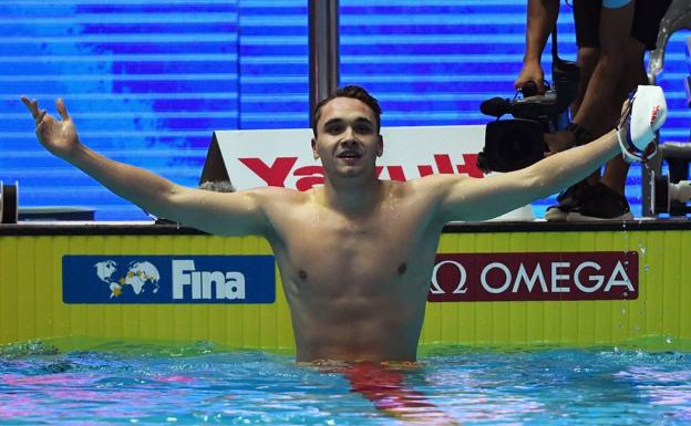 El joven Milak bate el récord mundial de Phelps en 200 mariposa