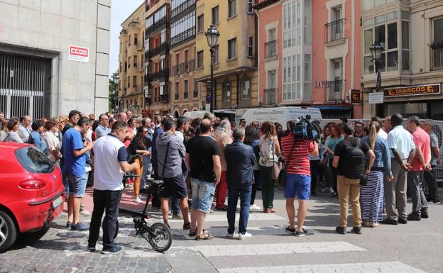 CC OO recuerda con silencio y aplausos a María Josefa, la mujer asesinada en Villagonzalo