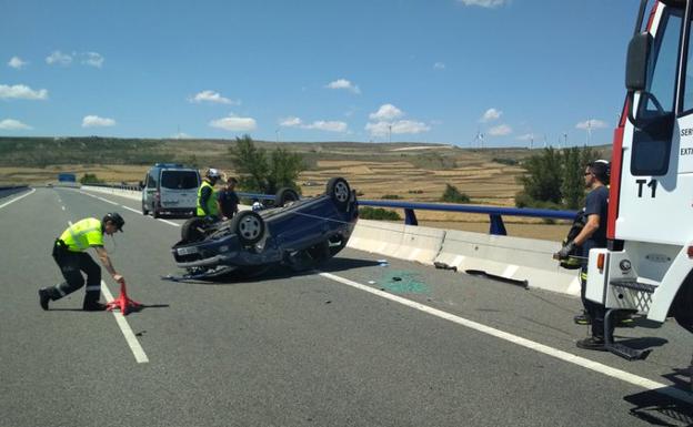 Trasladan al HUBU a una joven de 23 años tras volcar su coche en la BU-30