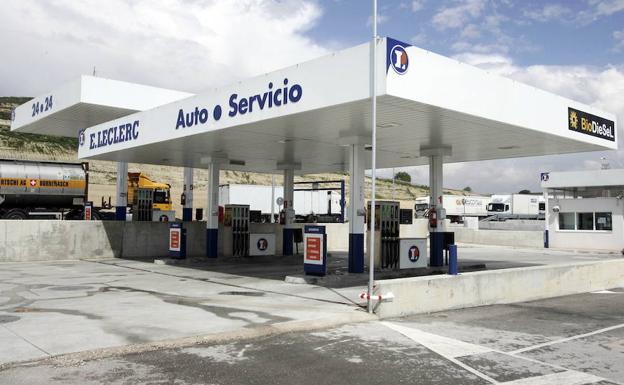 El mayor consumo de gasolina eleva su precio hasta los 11 céntimos por encima del diésel