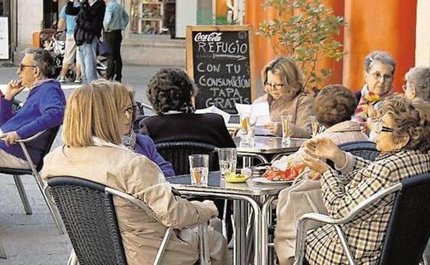 Los burgaleses gastaron de media 2.574 euros anuales en comer fuera de casa en 2017, un 13% más que el año anterior